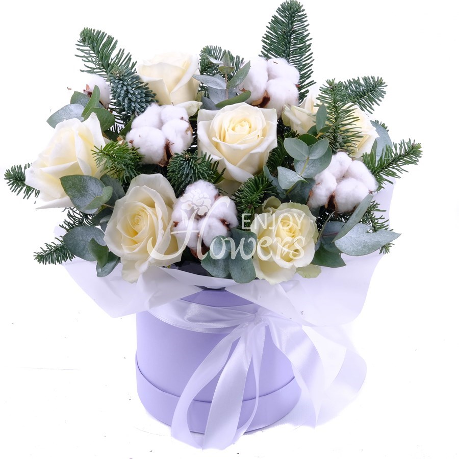 Композиция в коробке из еловых веток,белых роз и хлопк "Сила волшебства"