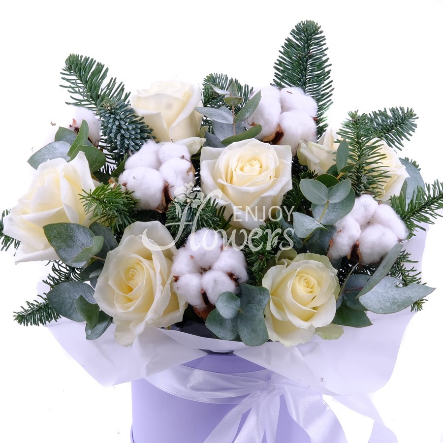 Композиция в коробке из еловых веток,белых роз и хлопк "Сила волшебства"