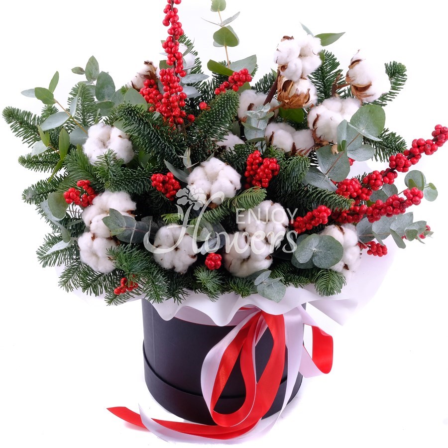 Композиция в коробке из еловых веток,хлопка и илекса "Под звон курантов"