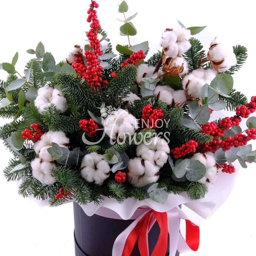 Композиция в коробке из еловых веток,хлопка и илекса "Под звон курантов"