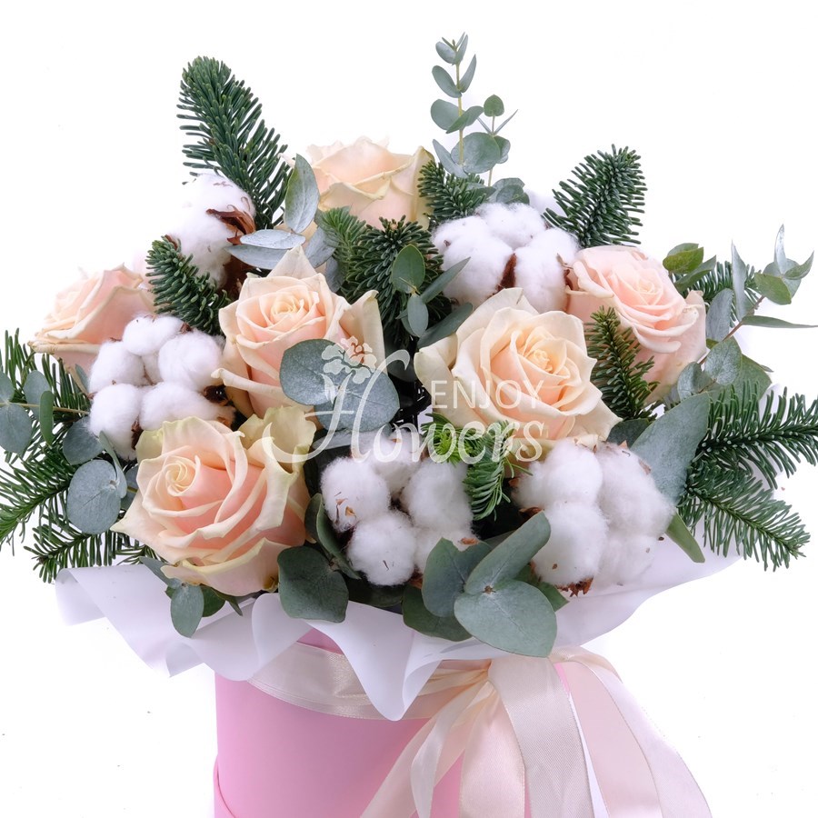 Композиция в коробке из еловых веток,кремовых роз и хлопка "Зимние истории"