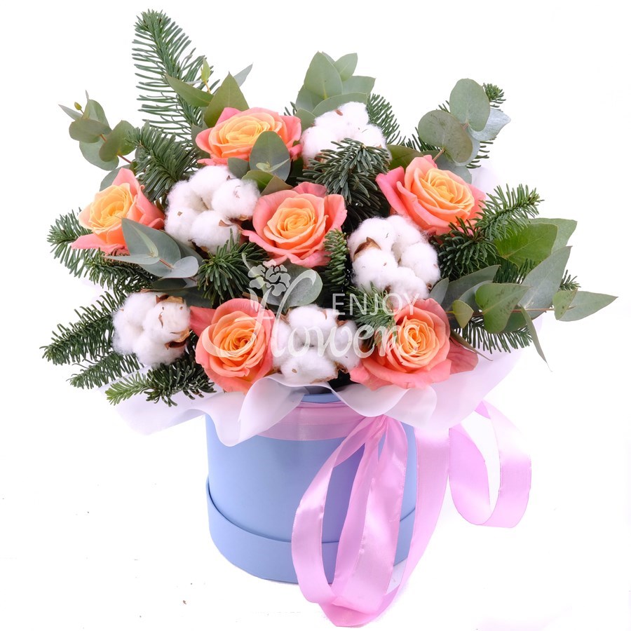 Композиция в коробке из еловых веток,роз и хлопка "Серпантин"