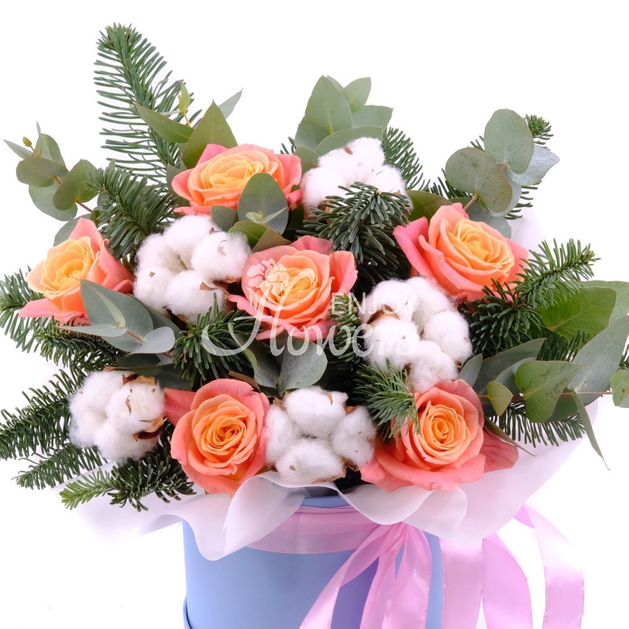 Композиция в коробке из еловых веток,роз и хлопка "Серпантин"