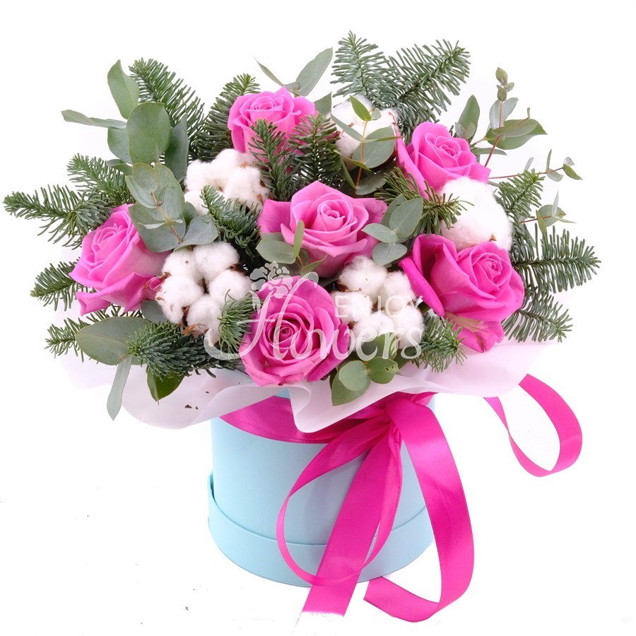 Композиция в коробке из еловых веток,розовых роз и хлопка "Праздничный вестник"