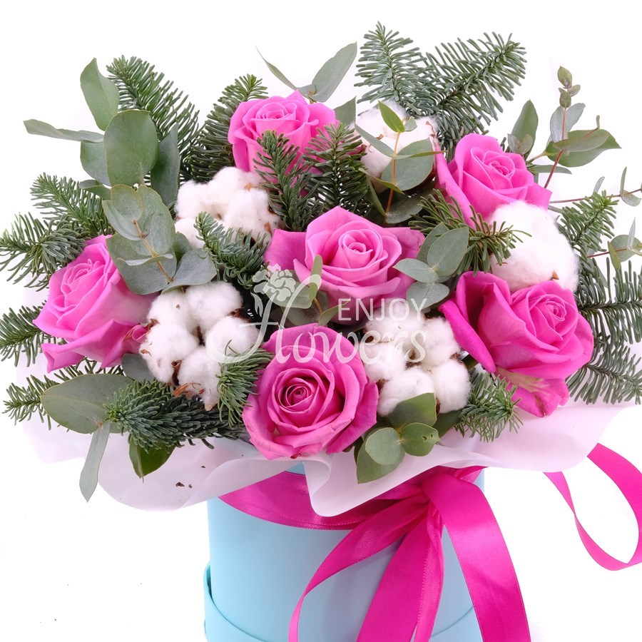 Композиция в коробке из еловых веток,розовых роз и хлопка "Праздничный вестник"