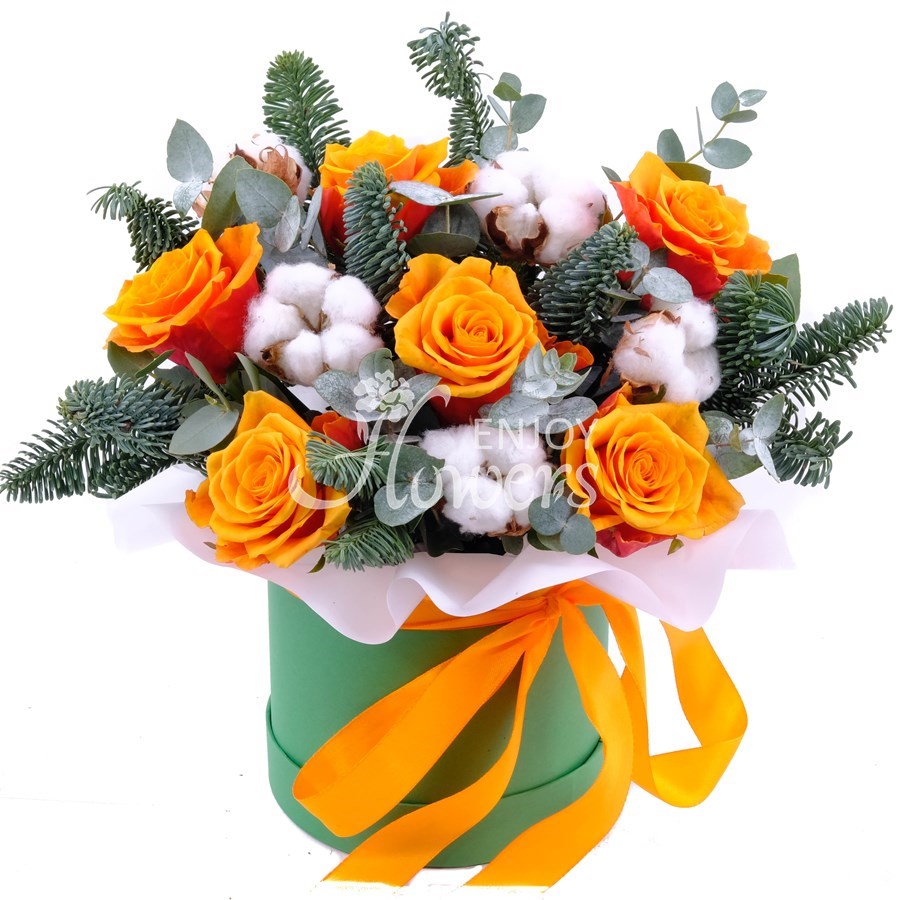 Композиция в коробке из еловых веток,ярко-оранжевых роз и хлопка "Верить в чудеса"