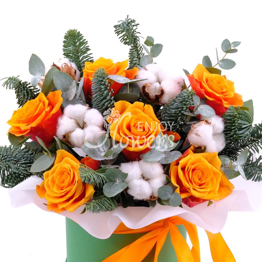 Композиция в коробке из еловых веток,ярко-оранжевых роз и хлопка "Верить в чудеса"