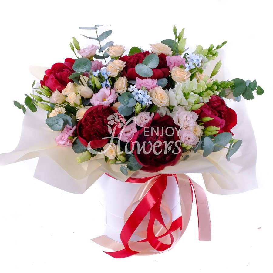 Композиция в коробке из красных пионов и роз "Игра воображения"