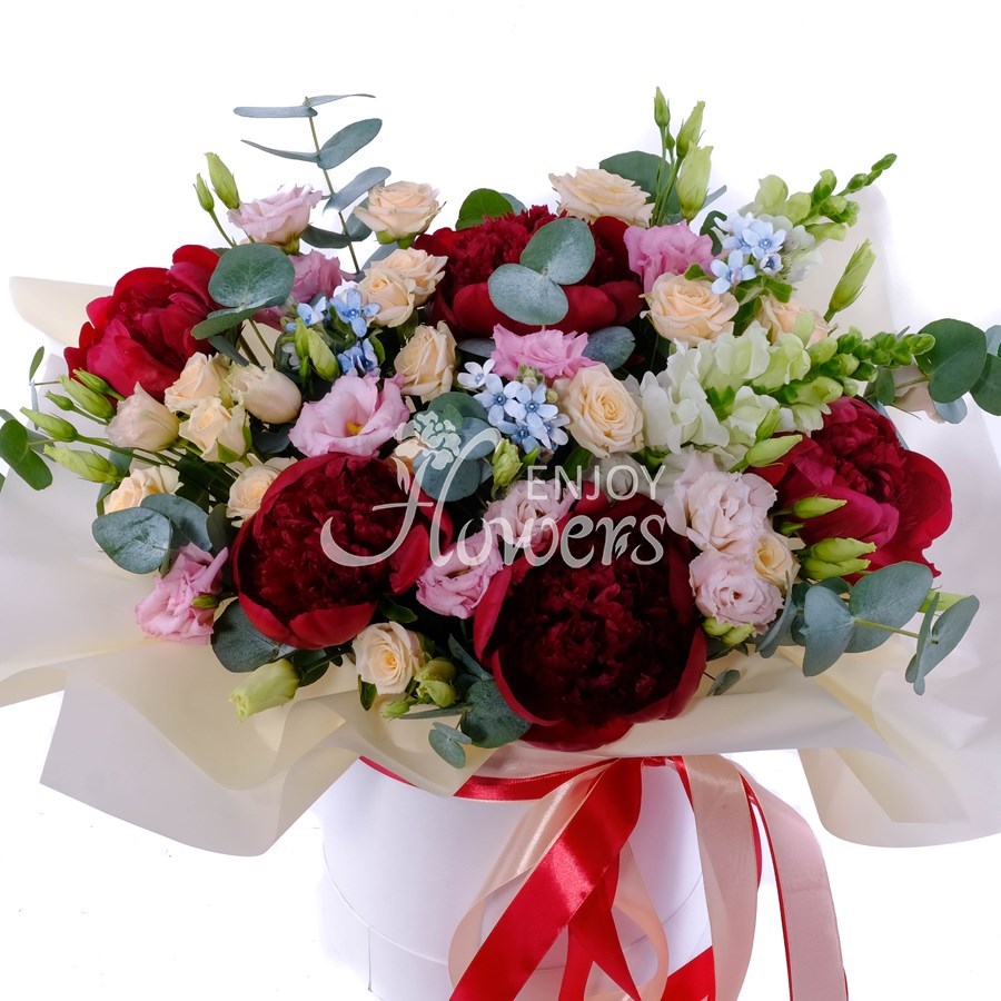 Композиция в коробке из красных пионов и роз "Игра воображения"