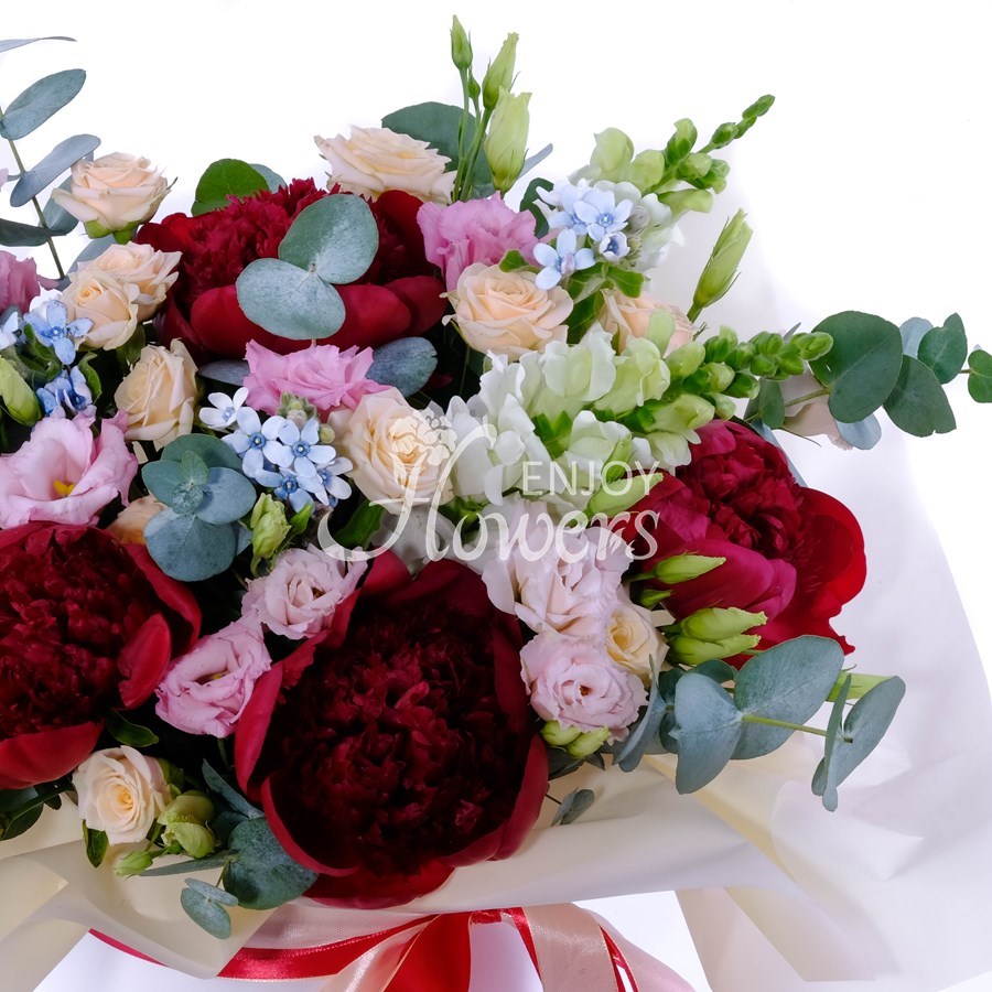 Композиция в коробке из красных пионов и роз "Игра воображения"