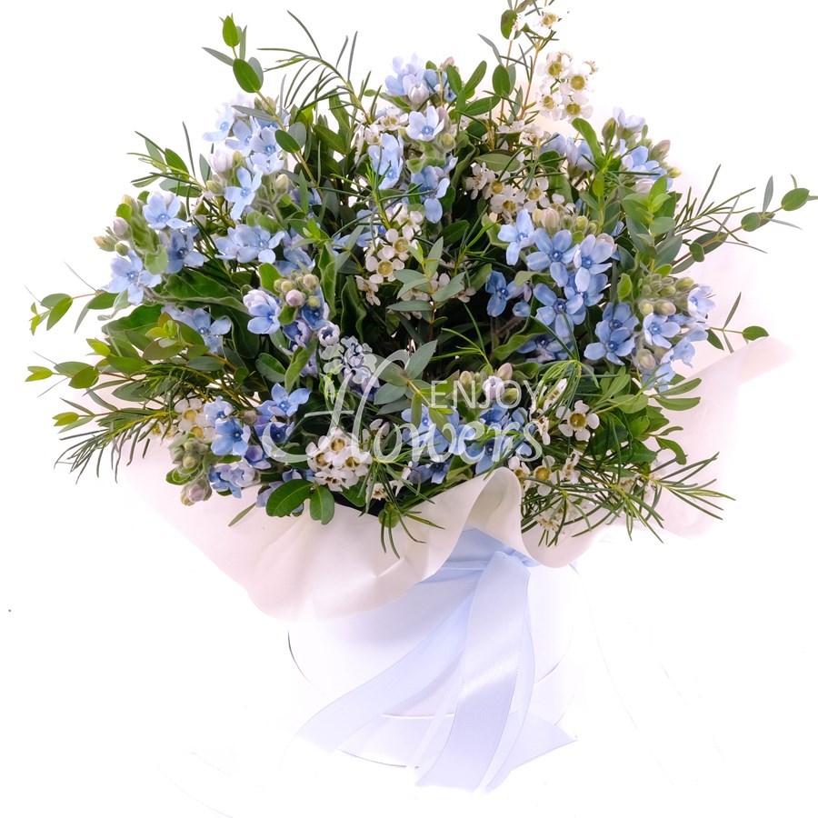 Композиция в коробке из оксипеталума и зелени "Васильковая поляна"