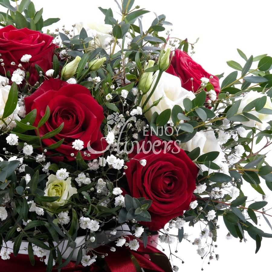 Композиция в коробке с красными розами и белой эустомой "Благородство"