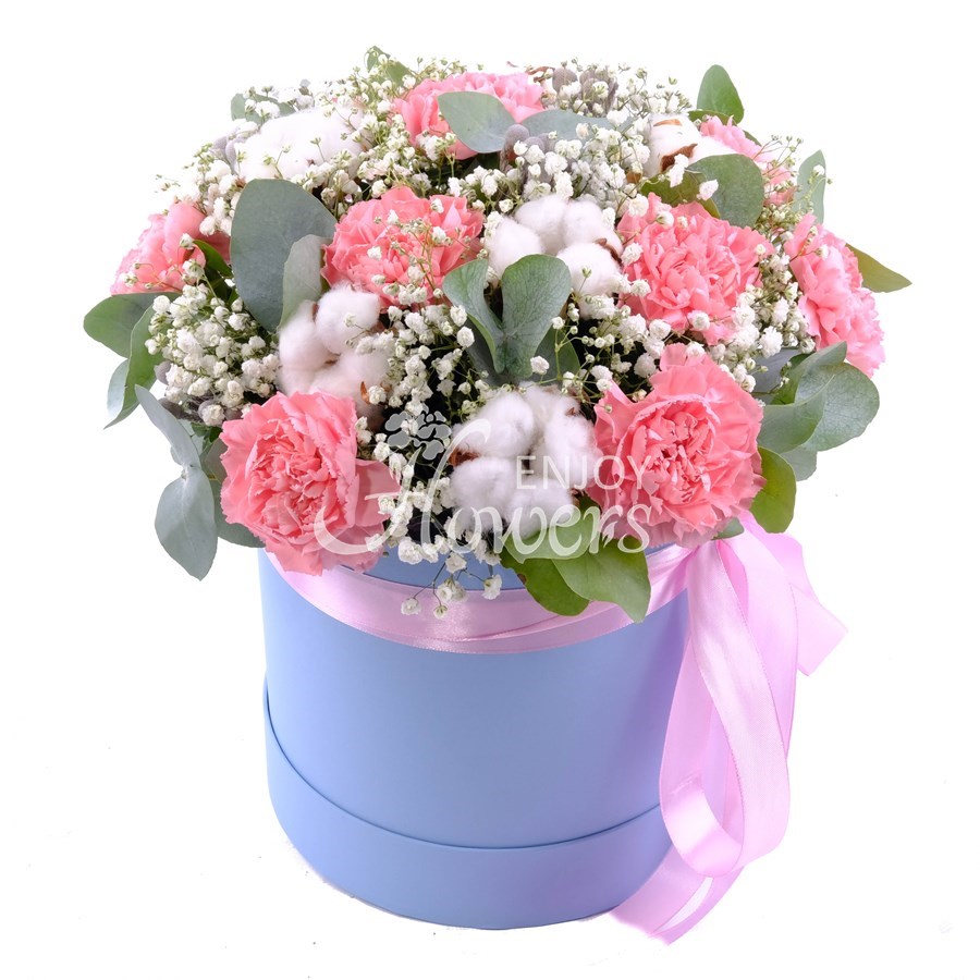 Композиция в коробкет из розовых гвоздик и хлопка "Волшебное колесо"