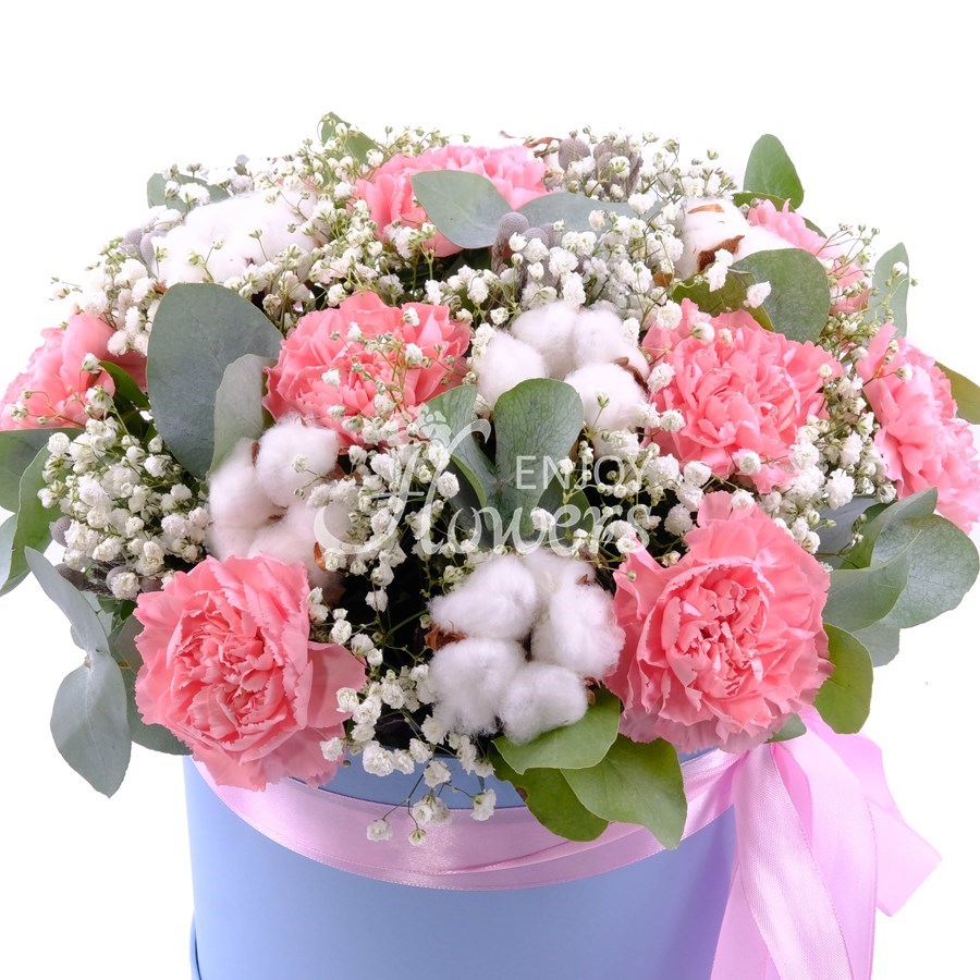 Композиция в коробкет из розовых гвоздик и хлопка "Волшебное колесо"