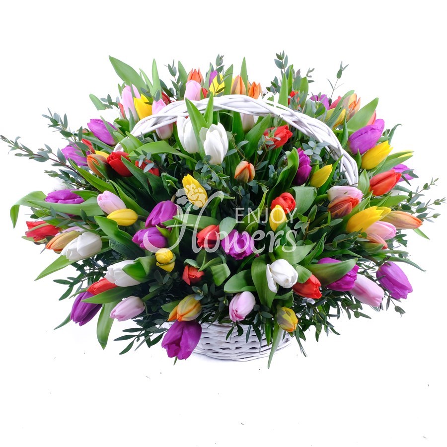 Композиция в корзине из 101 разноцветного тюльпана "Весенняя капель"