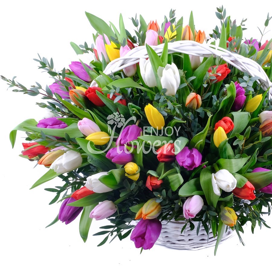 Композиция в корзине из 101 разноцветного тюльпана "Весенняя капель"