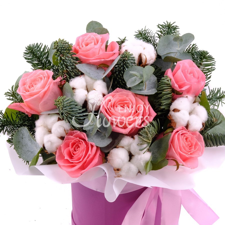 Композицияв коробке из еловых веток,коралловых роз и хлопка "Сказочный переполох"