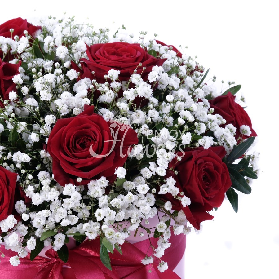 Красные розы с гипсофилой в коробке "Простая классика"