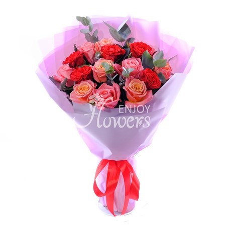 Букет из 15 коралловых и красных роз "Стильная штучка"