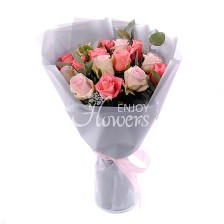 Букет из 15 коралловых и розовых роз "Маленький город"