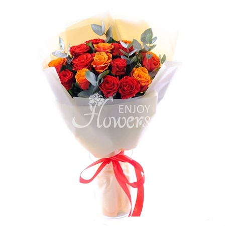 Букет из 15 оранжевых и красных роз "Сильней огня"