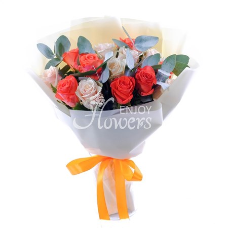 Букет из 15 оранжевых и кремовых роз "Летний полдень"