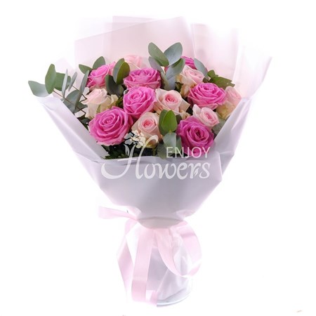 Букет из 15 розовых роз с эвкалиптом "Жемчужная нить"