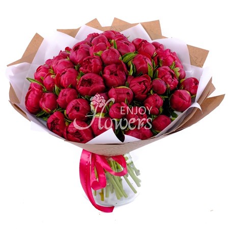 Букет из 51 пиона в крафте "Красные пионы"