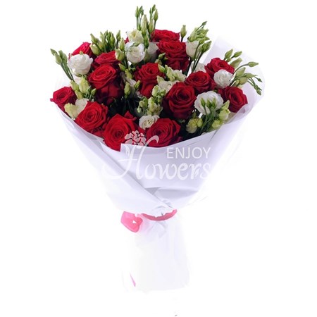 Букет из белой эустомы и красных роз "Элегантная простота"