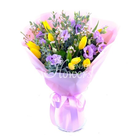 Букет из эустомы и желтых тюльпанов "В объятьях весны"