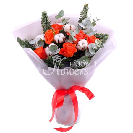 Букет из еловых веток,оранжевых роз и хлопка "По мотивам зимы"