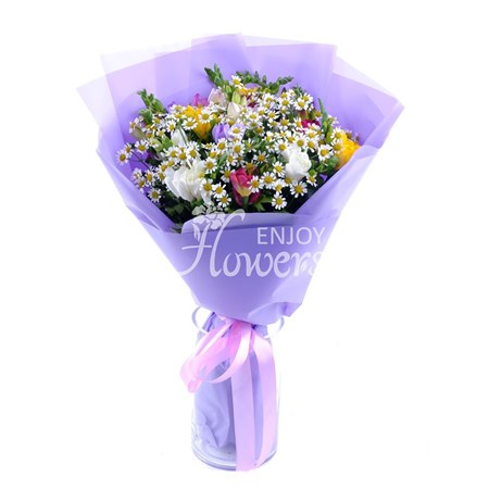 Букет из фрезии и ромашек "Весеннее очарование "