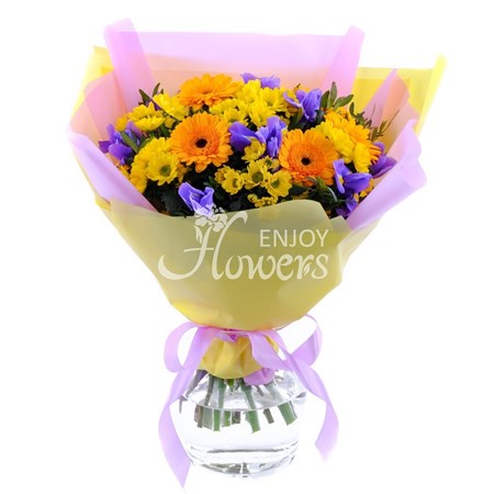 Букет из гербер и ирисов "Яркий мотив"