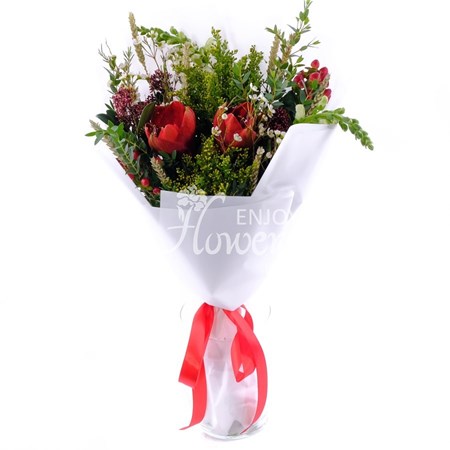 Букет из красного амариллиса с зеленью "Лесной переполох"