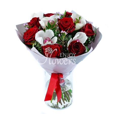 Букет из красных роз с орхидеями "Чувственное признание"