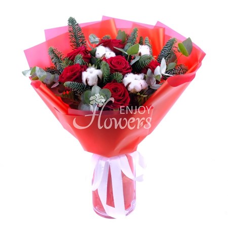 Букет из красных роз,хлопка и еловых веток "Чудеса зимы"