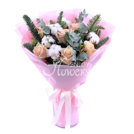 Букет из кремовых роз,хлопка и еловых веток "Ёлка желаний"