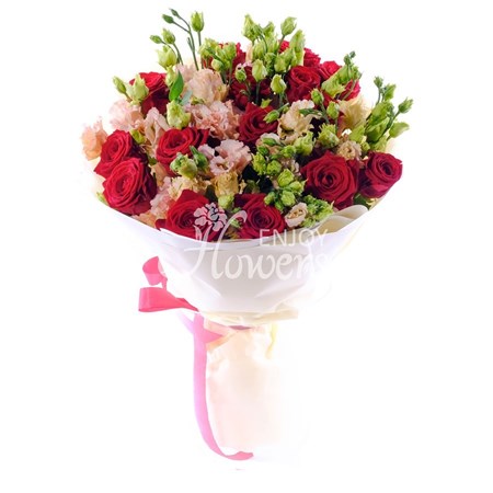 Букет из персиковой эустомы и красных роз "Предвкушение"