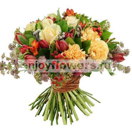 Букет из персиковых роз и красных тюльпанов "Дуновение осени"