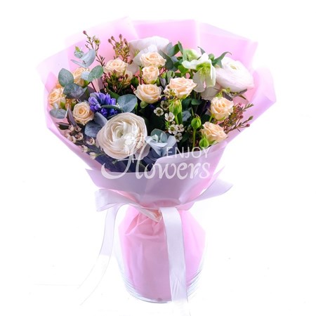 Букет из ранункулюсов,гиацинтов и кустовых роз "Цветущие времена"