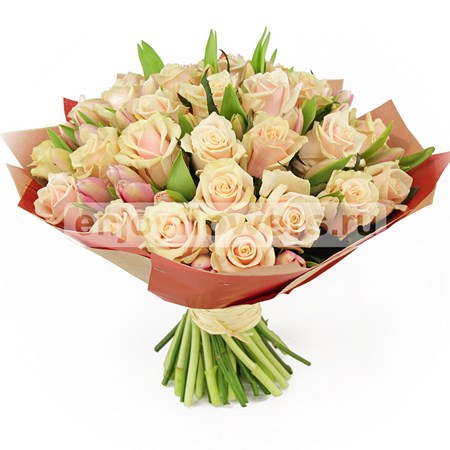 Букет из розовых тюльпанов и кремовых роз "Крем-брюле"