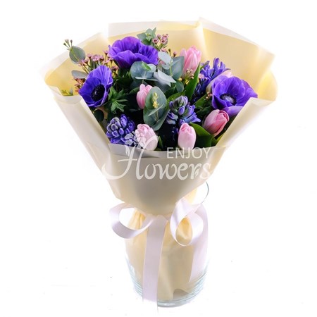 Букет из синих анемонов,гиацинтов и розовых тюльпанов "Оживляя чувства"