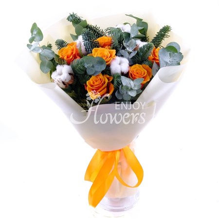 Букет из ярко-оранжевых роз,хлопка и еловых веток "Новогоднее конфетти"