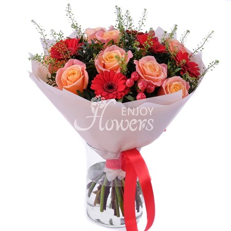 Букет с красными герберами и коралловыми розами "Цветочный сад"
