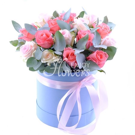 Композиция из 15 коралловых и розовых роз в коробке "Городской квартал"