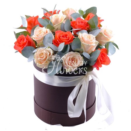 Композиция из 15 оранжевых и кремовых роз в коробке "Теплая атмосфера"