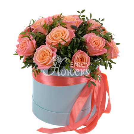 Композиция из 15 роз "Коралловые розы в коробке"
