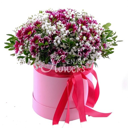 Композиция из 5 хризантем с гипсофилой в коробке "Простая радость"