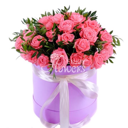 Композиция из 9 роз "Коралловые кустовые розы в коробке"