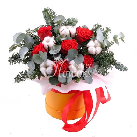 Композиция из еловых веток и алых роз "Просторы зимы"